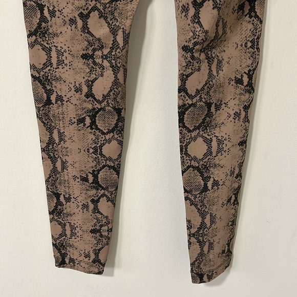 KORAL Drive snake print stretch jacquard leggings High Rise Light Brown Sz M - Picture 9 of 13